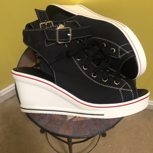 EUC Sneaker sandal with functional zipper and shoe strings - Picture 3 of 3